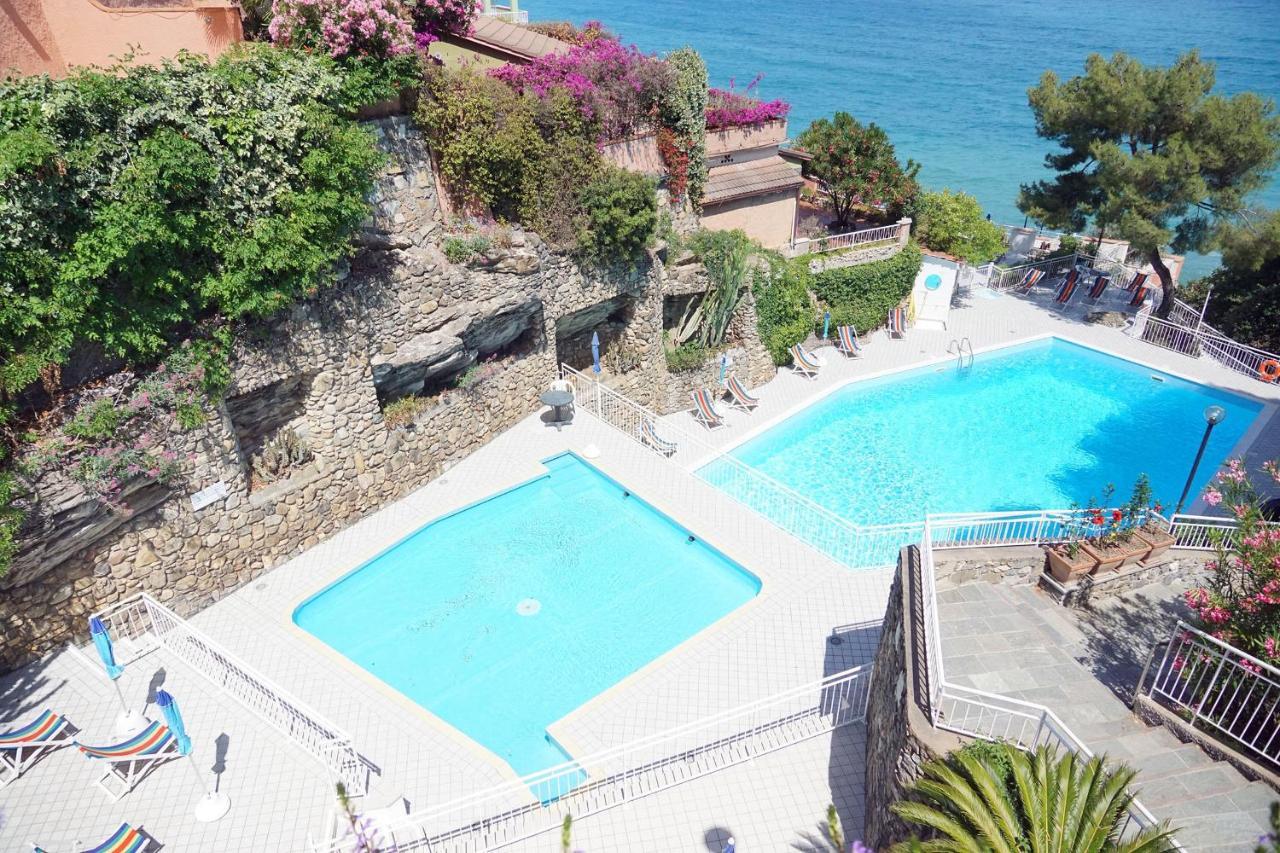 C22 Beachfront Villa - Spa Bath, Pool, Private Beach, Parking Free Andora Exterior photo